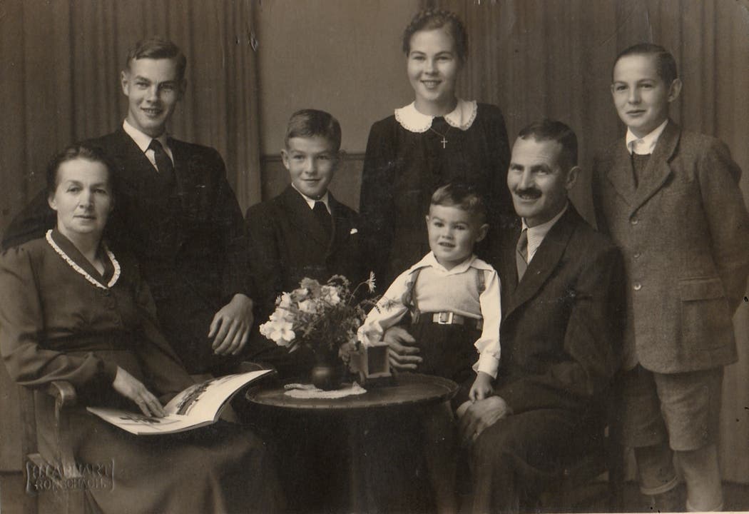 Ein Labhart Portrait einer Rorschacher Familie von 1948 aufgenommen im Atelier mit Fachkamera.