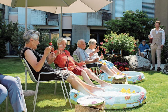 Cocktails und Mini-Swimmingpool: Die Bewohner des Altersheims Sonnenhof geniessen den Sommer trotz heissen Temperaturen. (Bild: PD)
