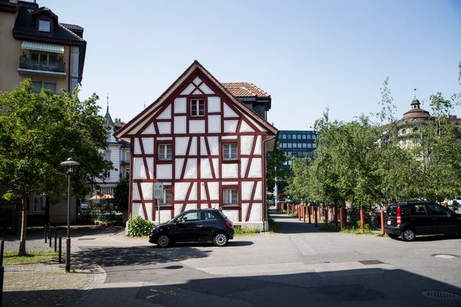 Das Fachwerkhaus am Mühlebachweg 8 soll den künftigen Hochhausstandort Pilatusplatz aufwerten. (Bild Manuela Jans-Koch, 27. Juni 2019)