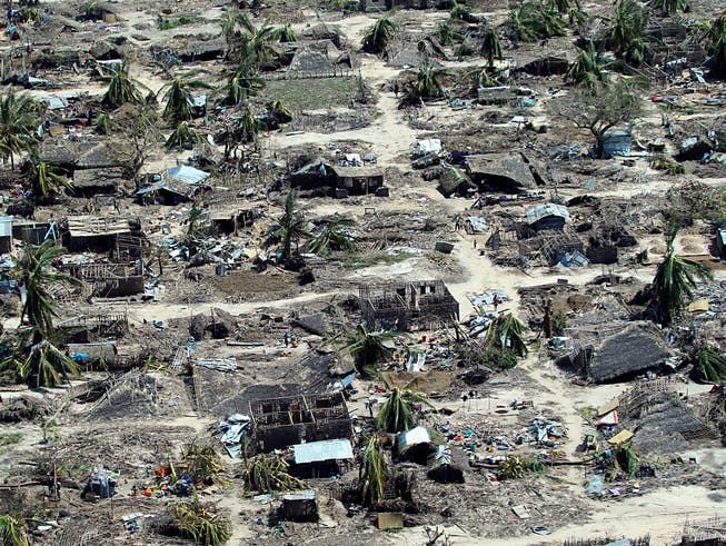 Im März und April hatten die Wirbelstürme Idai und Kenneth weite Teile im Norden und im Zentrum Mosambiks zerstört. Mehr als zwei Millionen Menschen sind von den Folgen der Stürme betroffen. (Bild: KEYSTONE/AP/TSVANGIRAYI MUKWAZHI)