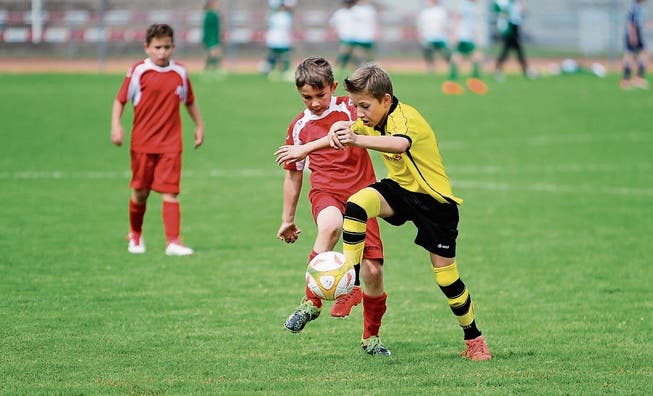 Spielszene aus der letztjährigen Austragung: der FC Baar (rechts) gegen die Tessiner aus Ceresio. (Bild: Stefan Kaiser (Rotkreuz, 19. Mai 2018))