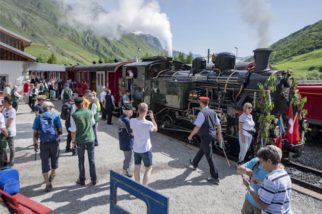 Mit Volldampf unterwegs: Die Lok HG 4/4 Nummer 704 ist bei ihrer ersten offiziellen Fahrt auf der Furka Bergstrecke ein beliebtes Fotosujet. (Bild: KEYSTONE/Urs Flüeler, Realp, 25. Juni 2019)