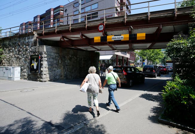 Eines der städtischen Bauprojekte ist die Bahnüberführung Gotthardstrasse Zug: Hier soll eine neue Fussgängerpassage entstehen. (Bild: Stefan Kaiser, Zug, 05. Juni 2019)