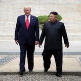 US-Präsident Donald Trump (links) und Nordkoreas Machthaber Kim Jong-Un bei ihrem spontanen Treffen im koreanischen Grenzdorf Panmunjom. (Bild: Getty, 30. Juni 2019)