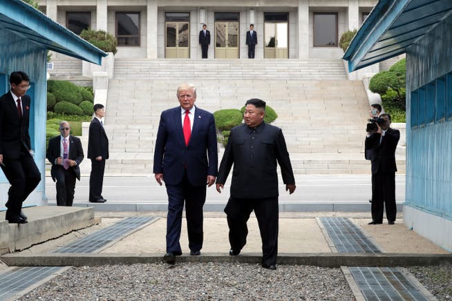 US-Präsident Donald Trump (links) und Nordkoreas Machthaber Kim Jong-Un bei ihrem spontanen Treffen im koreanischen Grenzdorf Panmunjom. (Bild: Getty, 30. Juni 2019)