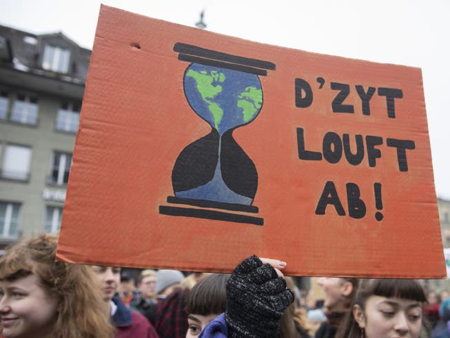 Klima-Demo in Bern im vergangenen Februar. Der Grosse Rat will Klima-Geschäfte künftig prioritär behandeln. (KEYSTONE/Peter Klaunzer) (Bild: Keystone/PETER KLAUNZER)