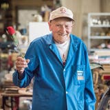 Richard Neururer in seinem Flohmarkt mit einer Rose in der Hand. (Bild: Andrea Stalder)