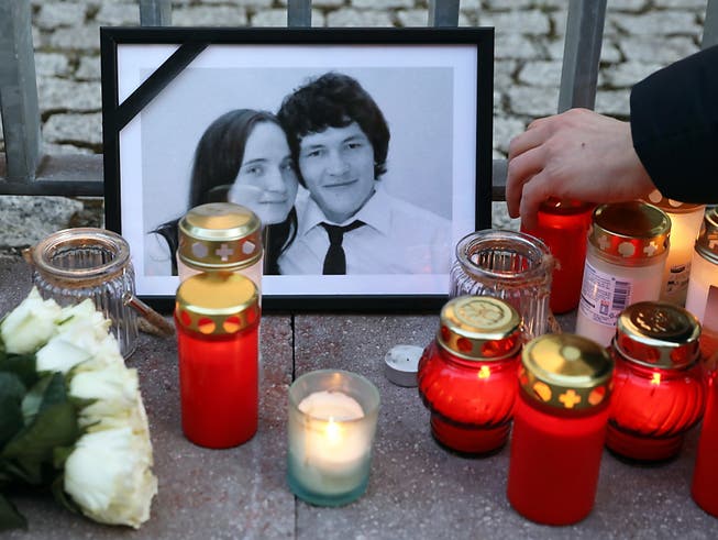 Ein Jahr nach dem Mord am Investigativjournalisten Jan Kuciak und seiner Verlobten Martina Kusnirova (im Bild Foto der beiden) hat die Slowakei eine eigene Behörde geschaffen, die sogenannte Whistleblower schützen soll. (Bild: KEYSTONE/EPA/FELIPE TRUEBA)