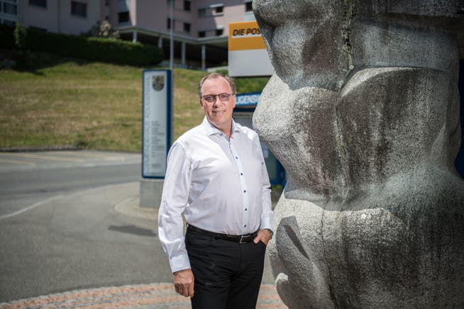 Gemeinderatskandidat Markus Gabriel (SVP) vor der markanten Skulptur beim Gemeindehaus in Adligenswil. Bild: Pius Amrein (Adligenswil, 5. Juni 2019)