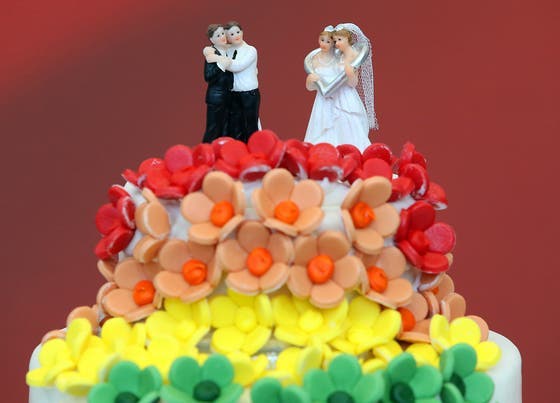 Bald sollen Paare gleichen Geschlechts auch im Kanton St.Gallen heiraten dürfen. (Bild: Keystone)