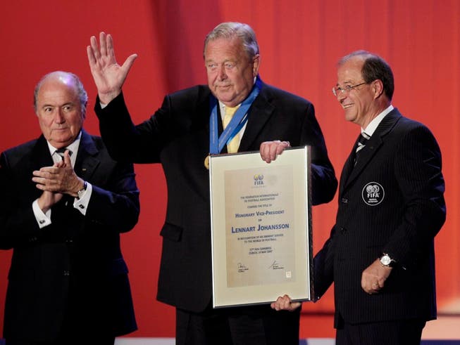 Lennart Johansson, umrahmt von Sepp Blatter und Urs Linsi, bei der Ernennung zum FIFA-Ehren-Vizepräsidenten im Jahr 2007. (Bild: KEYSTONE/EDDY RISCH)