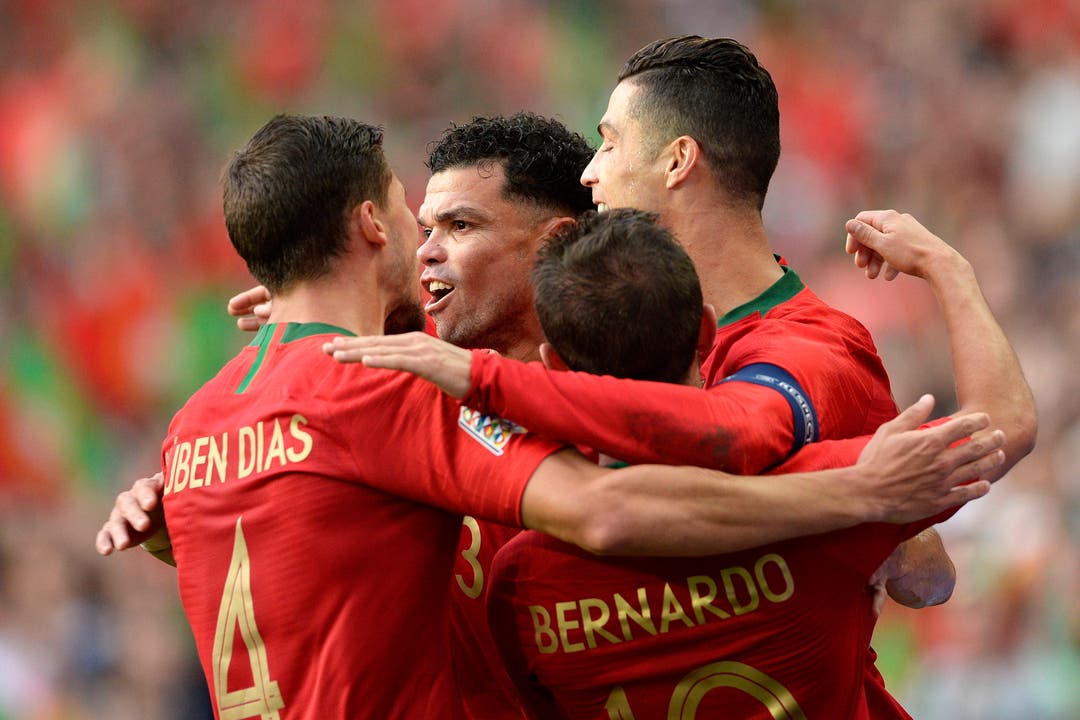 Portugals Cristiano Ronaldo (rechts) feiert mit seinem Teamkollegen Ruben Dias (links), Pepe (hinten) und Bernardo Silva das 1:0. (Bild: Keystone/Fernando Veludo, Porto, 5. Juni 2019)