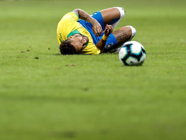 Neymar (am Boden) wird «verletzungsbedingt» nicht an der Copa America teilnehmen können (Bild: KEYSTONE/EPA EFE/ANTONIO LACERDA)