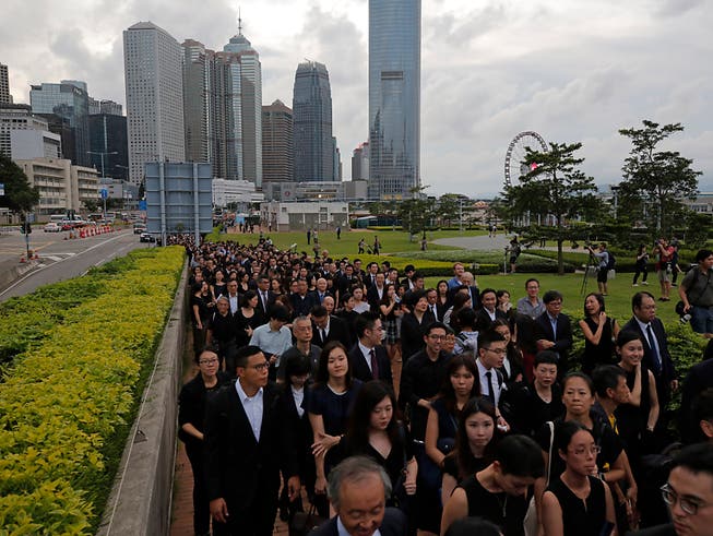 In der chinesischen Sonderverwaltungszone Hongkong haben tausende Anwälte gegen ein geplantes Auslieferungsgesetz demonstriert. (Bild: KEYSTONE/AP/KIN CHEUNG)
