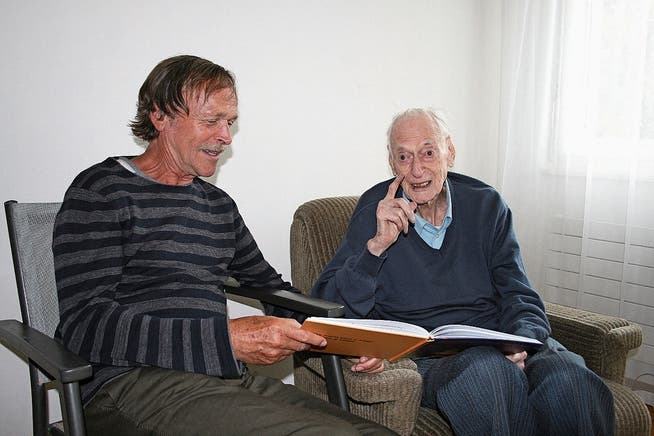 Franz Troxler (links) im Gespräch mit Otto Baumgartner, dem Autor des Buches. (Bild: Sepp Odermatt (Buochs, 24. Mai 2019))