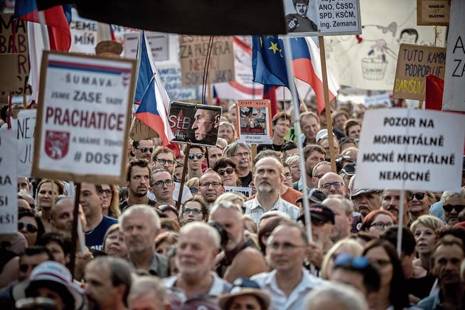 Der Druck auf Regierungschef Babiš steigt: 120 000 Demonstranten haben am Dienstag auf dem Prager Wenzelsplatz erneut seinen Rücktritt gefordert. (Bild: Martin Divisek/EPA)