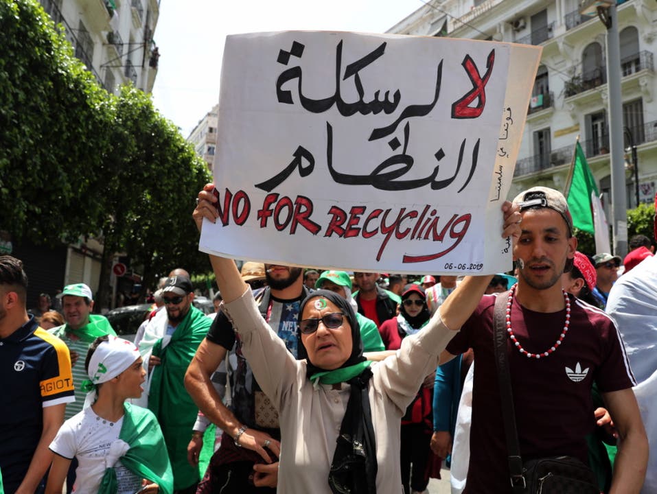 In ganz Algerien protestierten die Menschen gegen die Regierung von Übergangspräsident Abdelkader Bensalah, der auf unbestimmte Zeit im Amt bleiben will. (Bild: KEYSTONE/EPA/MOHAMED MESSARA)