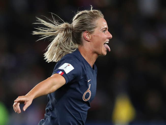 Gelungener Auftakt für den Gastgeber: Frankreichs Captain Amandine henry feiert ihr 4:0 (Bild: KEYSTONE/AP/FRANCISCO SECO)