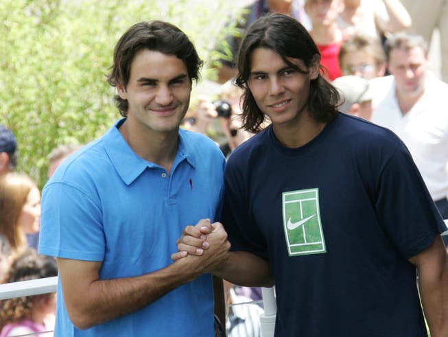 Roger Federer und Rafael Nadal trafen im Juni 2005 in Paris erstmals bei einem Major aufeinander (Bild: KEYSTONE/AP/CHRISTOPHE ENA)