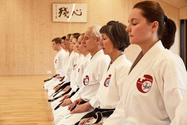Christine Räber (zweite von rechts) im Training der Karateschule Taisho. (Bild: PD)