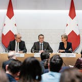 Guy Parmelin (SVP), Ignazio Cassis (FDP) und Karin Keller-Sutter (FDP) erklären den Bundesratsentscheid zum Rahmenabkommen. (Bild: Peter Schneider / Keystone, Bern, 7. September 2019)