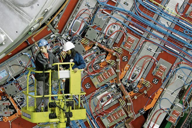 Angestellte arbeiten am CERN-Teilchenbeschleuniger bei Genf: Die Personenfreizügigkeit hat die Migration von Fachkräften erhöht. (Bild: Salvatore Di Nolfi/Keystone, 28. Februar 2007)