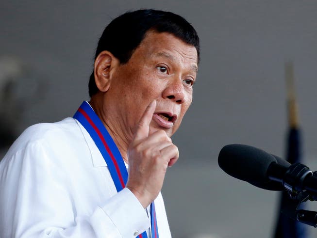 Uno-Sonderberichterstatter werfen der Regierung von Präsident Rodrigo Duterte (im Bild) massive Menschenrechtsverletzungen vorgeworfen. Seit Dutertes Amtsantritt vor drei Jahren habe sich die Lage auf den Philippinen stark verschlechtert. (Bild: KEYSTONE/AP/BULLIT MARQUEZ)