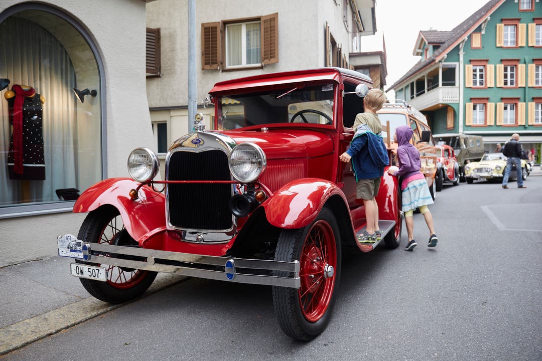 Auch die Kinder scheinen sich an den alten Autos zu erfreuen. (Bild: Jakob Ineichen, Sarnen, 8. Juni 2019) 