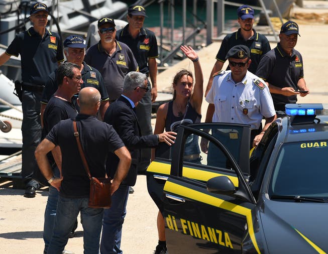 Die «Sea Watch 3»-Kapitänin Carola Rackete wird im Hafen von Porto Empedocle auf Sizilien von einem Polizeiboot in ein Auto überführt. (Bild: Guglielmo Mangiapane/Reuters, 1. Juli 2019)