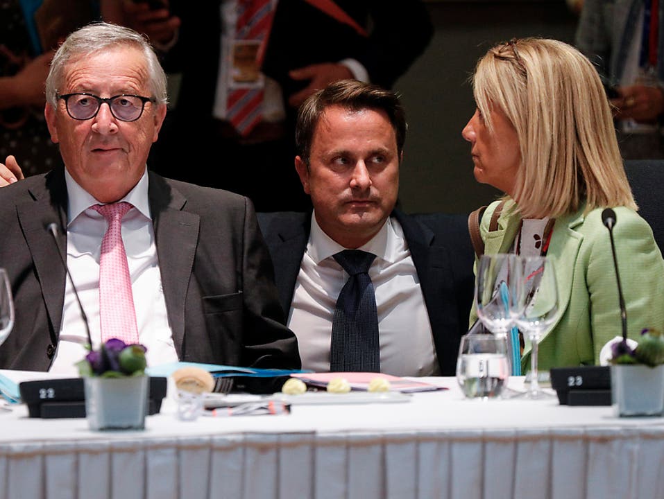 Nach bilateralen Gesprächen in der Nacht wurden am Montagmorgen mit einem Frühstück die Beratungen über die Nachfolge von EU-Kommissionspräsident Jean-Claude Juncker (links) wieder aufgenommen. (Bild: KEYSTONE/AP AFP Pool/GEOFFROY VAN DER HASSELT)