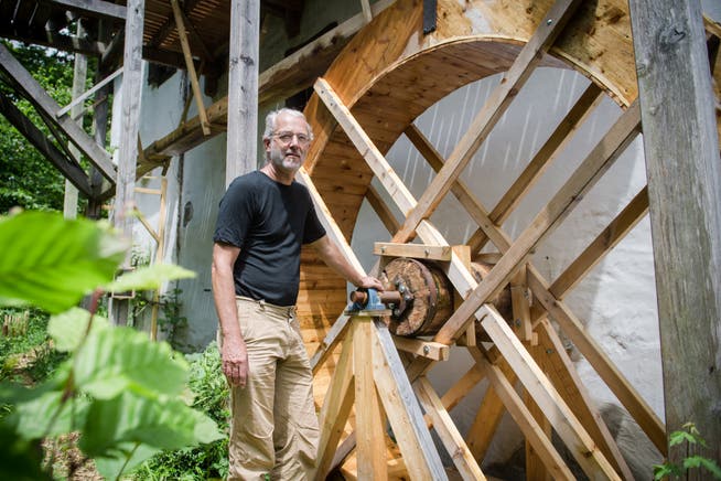 Werner Odermatt, Besitzer der Mühle, beim neuen Wasserrad. (Bild: Boris Bürgisser, Adligenswil, 12. Juni 2019)