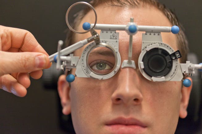 Wer zum Beispiel Augenoptiker lernt, ist in engem Kontakt mit der Kundschaft. Hier wird ein Sehtest durchgeführt.Bild: Gaëtan Bally/Keystone. (KEYSTONE/Gaetan Bally)