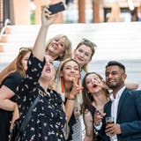 Strahlendes Lachen: ein Selfie nach der Diplomfeier, hier nach der Lehrabschlussfeier des KV und Detailhandels vor dem Casino Zug. (Bild: Patrick Hürlimann, 28. Juni 2019)