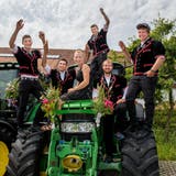 Grund zum Jubeln: Diese sechs sowie die 65 weiteren jungen Landwirte haben ihre Prüfungen im Kanton Luzern bestanden.  Bild: Eveline Beerkircher (Schüpfheim, 3. Juli 2019)