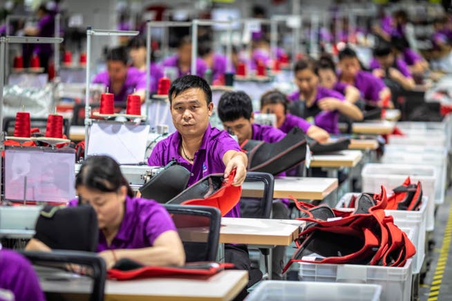 Chinesische Arbeiterinnen und Arbeiter in einer Fabrik für Kinderbekleidung. (Bild: Aleksandar Plavevski/Keystone (Dongguan, 7. Mai 2019))