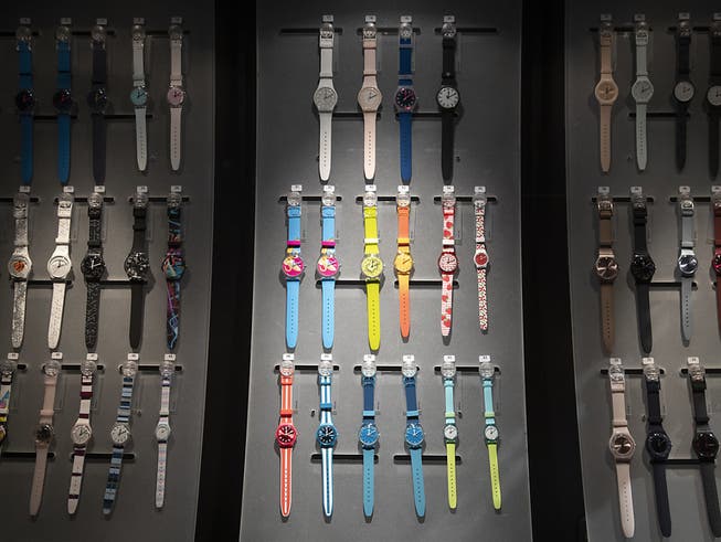 Die Uhren von Swatch waren im ersten Semester weniger gefragt als zuletzt. (Bild: KEYSTONE/PETER KLAUNZER)