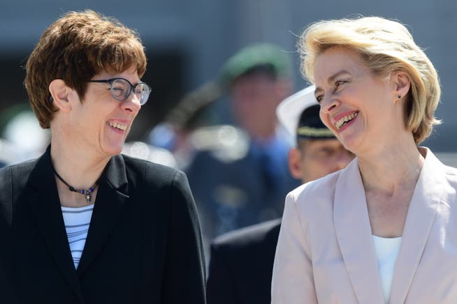 Die neue deutsche Verteidigungsministerin und CDU-Chefin Annegret Kramp-Karrenbauer (links) mit ihrer Vorgängerin Ursula von der Leyen, die neue EU-Kommissionschefin wird. (Bild: Clemens Bilan/EPA, Berlin, 17. Juli 2019)