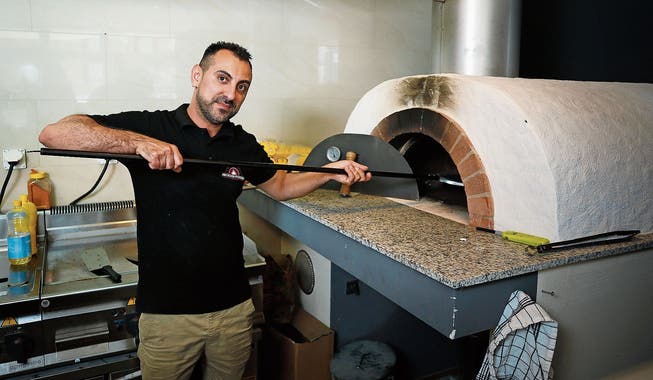 Ahmed Mohammed Ismael in der Archidee Pizzeria in Unterägeri. (Bild: Stefan Kaiser, 16. Juli 2019)
