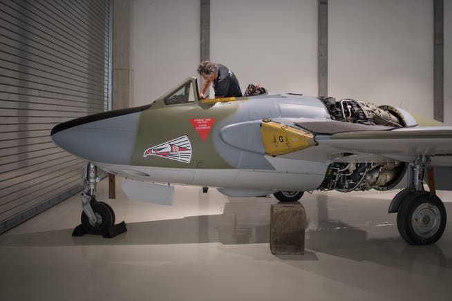 Der Unterhalt historischer Flugzeuge wird teurer und erfordert immer mehr Papierarbeit: Ein Mechaniker arbeitet an einer De Havilland Vampire im FFA-Museum. (Bild: Benjamin Manser)