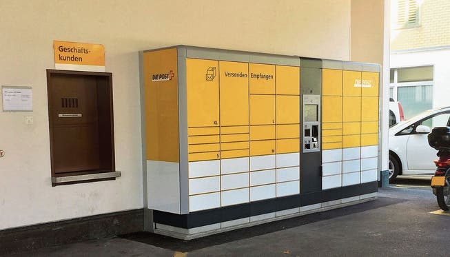 Der neue Paketautomat steht bei der Sarner Postfiliale. (Bild: PD)