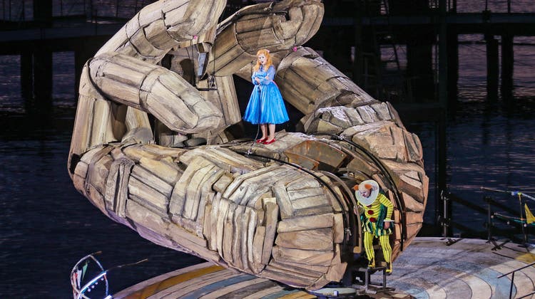 Sopranistin Melissa Petit in der Rolle der Gilda, zusammen mit dem Bulgarischen Bariton Vladimir Stoyanov, in der Rolle des Rigoletto, aufgenommen am Freitag, 12. Juli 2019. (KEYSTONE/Eddy Risch)
