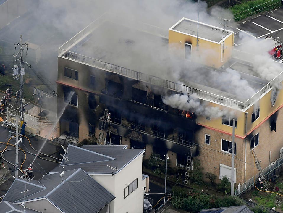 Bei einem mutmasslichen Brandanschlag auf ein Filmstudio in Japan sind mindestens 24 Menschen getötet worden. (Bild: KEYSTONE/AP Kyodo News)