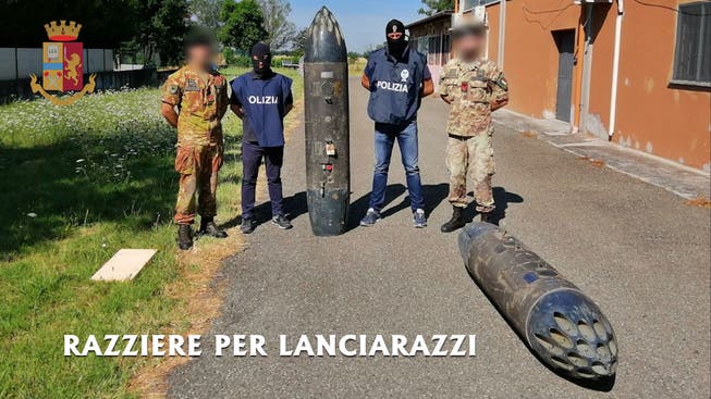 Italienische Polizisten mit den beschlagnahmten Raketenwerfer. (Bild: Polizei Turin)
