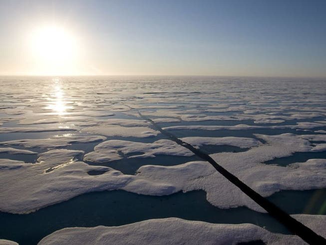 Eisschollen in der Nähe von Resolute Bay im hohen Norden Kanadas. Dort wollen Forscher herausfinden, von welchen Klimabedingungen die Quecksilber-Belastung von Seesaiblingen abhängt. (Bild: Keystone/AP The Canadian Press/JONATHAN HAYWARD)