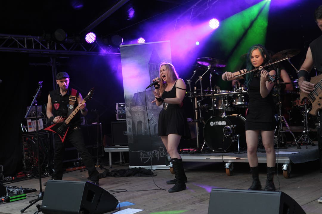 Die Band Infinitas aus dem Muotathal eröffnete das Festival. (Bild: Florian Arnold, Unterschächen, 19.7.2019)