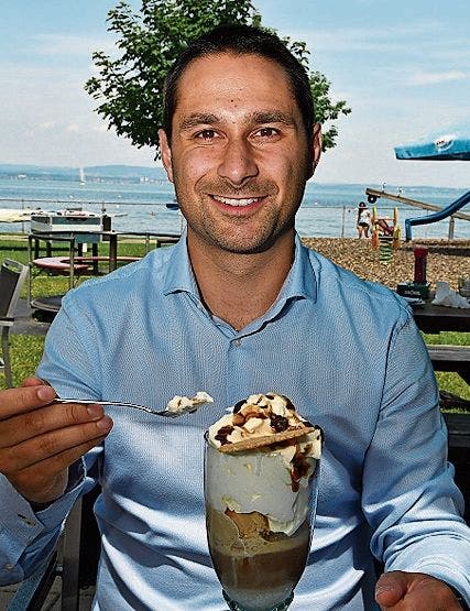 Stadtpräsident Gabriel Macedo nimmt im Strandbad Amriswil ein Café-Glacé. (Bild: Manuel Nagel)