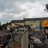 Nach dem verheerenden Brand in der alten Turnhalle im Dorfzentrum von Güttingen mussten aus Sicherheitsgründen mehrere Wände abgebrochen werden. (Bild: Martina Eggenberger Lenz)