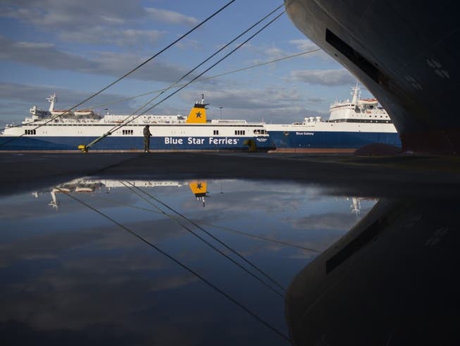 Am (morgigen) Mittwoch werden die griechischen Fähren in den Häfen bleiben. (Bild: Keystone/AP/PETROS GIANNAKOURIS)