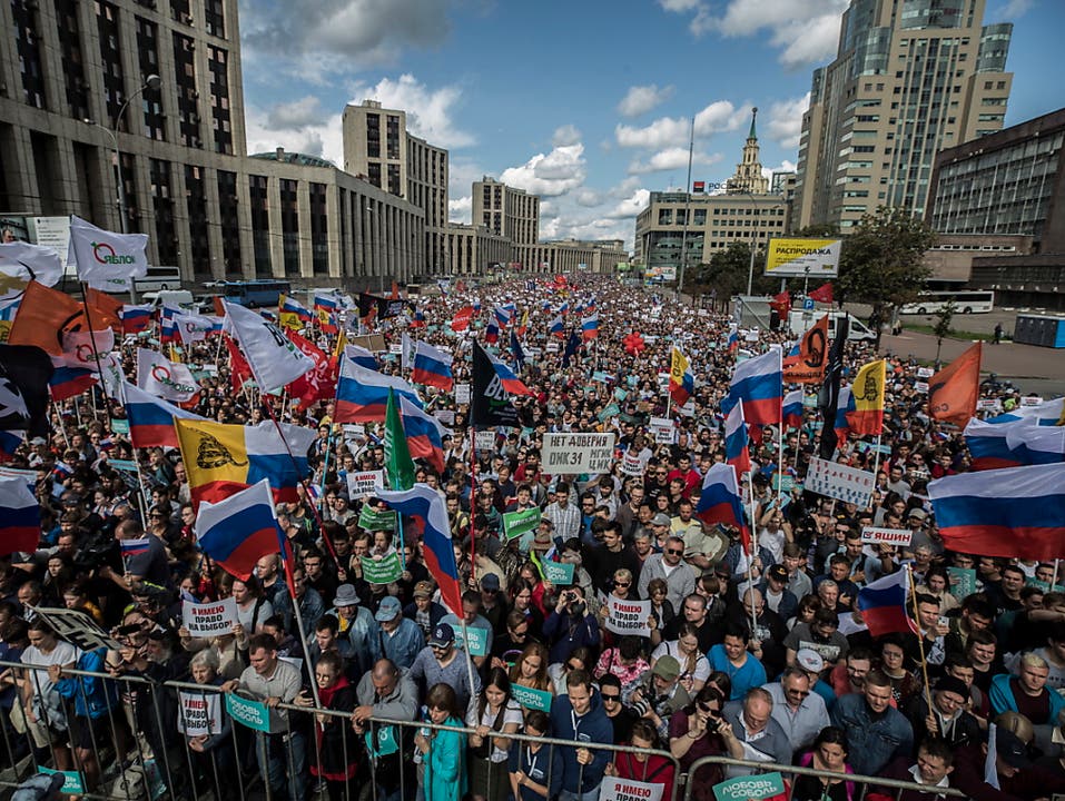 Tausende haben am Samstag in Moskau für eine freie Kommunalwahl demonstriert - es gab Festnahmen. (Bild: KEYSTONE/EPA/SERGEI ILNITSKY)