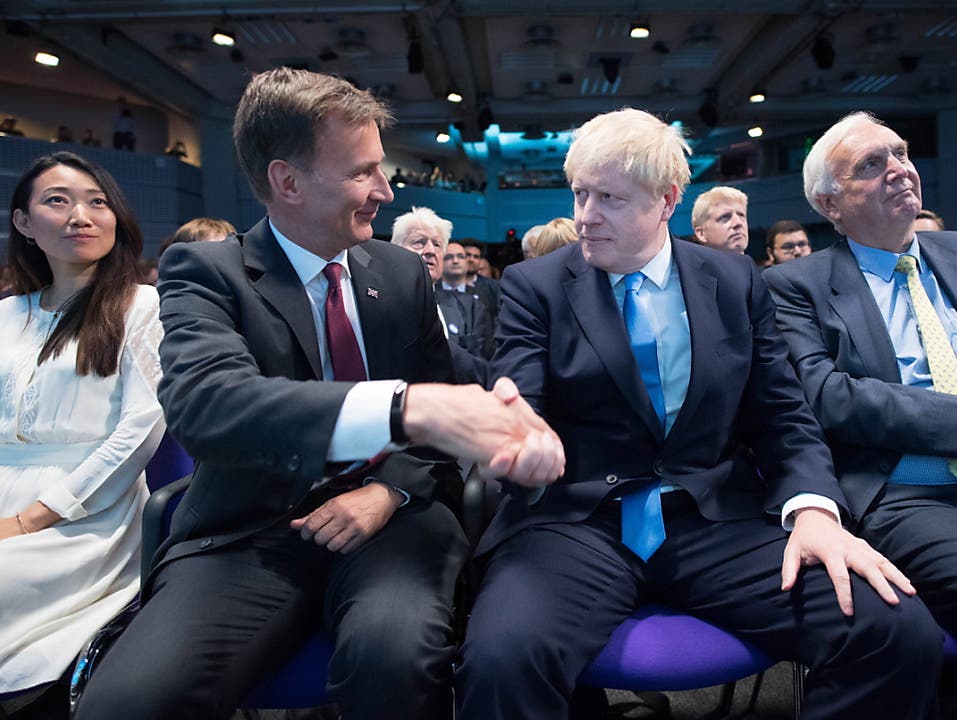 Jeremy Hunt (links) gratuliert seinem Rivalen Boris Johnson (rechts) zur Wahl zum neuen Tory-Chef und damit zum britischen Premierminister. (Bild: KEYSTONE/EPA PA POOL/STEFAN ROUSSEAU / POOL)